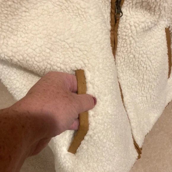 Old Navy women’s vest, size medium, ivory fur with brown detail,keeps u warm! - Picture 6 of 9